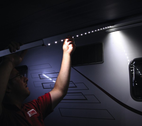 FIAMMA Napínacia tyč LED Rafter detail