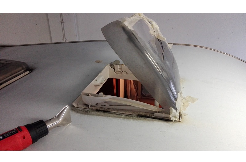 Demontáž vrchnej časti okna Dometic Mini Heki