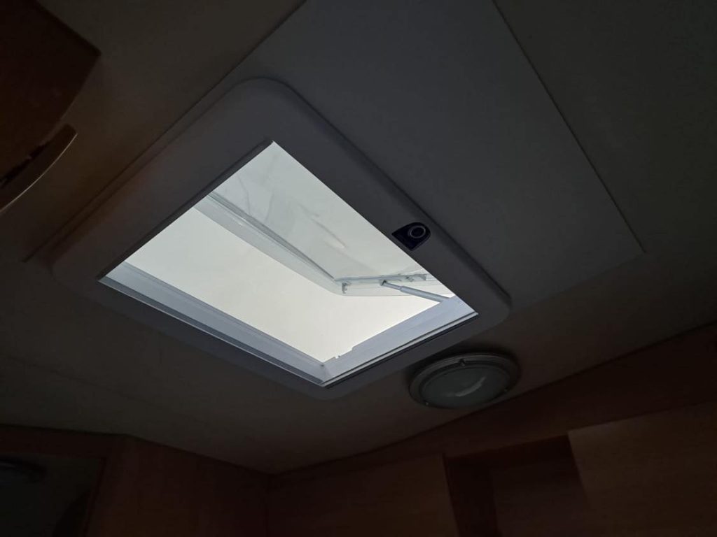 Montaz stresneho elektrickeho okna RoofStar 7 Brunner