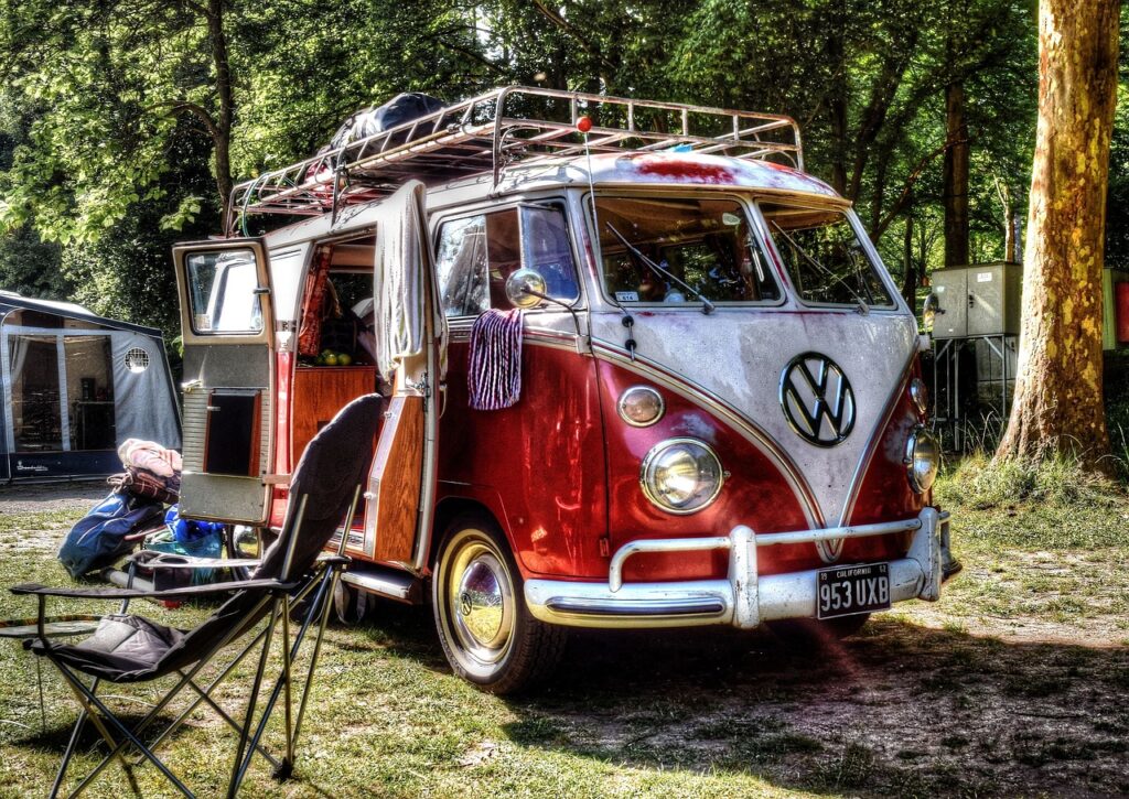 Stará Volkswagen dodávka prerobená na karavan.
