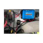 Victron Energy SmartSolar 100/30 MPPT zhromažďuje energiu zo solárnych panelov a efektívne ju ukladá do batérií. Vďaka technológii BlueSolar maximalizuje získanú energiu a zaisťuje, že batéria dosiahne úplné nabitie v čo najkratšom čase. Táto technológia nielen optimalizuje nabíjanie, ale zároveň predlžuje životnosť batérie tým, že udržiava jej stav v optimálnom režime. efektívne ukladanie solárnej energie diaľkové monitorovanie cez mobilnú aplikáciu ochrana batérií pred vybitím a predĺženie ich životnosti dokáže nabiť aj veľmi vybitú batériu a pracovať s napätím batérie už od 0 voltov Ultrarýchle sledovanie maximálneho výkonu (MPPT) vďaka neustálemu monitorovaniu napätia a prúdu zo solárnych panelov MPPT technológia zabezpečuje maximálnu efektivitu ukladania energie. Táto funkcia je obzvlášť užitočná pri premenlivých svetelných podmienkach, napríklad pri zamračenom počasí, kde MPPT zvyšuje energetický zisk až o 30 % oproti PWM regulátorom a až o 10 % oproti pomalším MPPT regulátorom. Diaľkové monitorovanie a ovládanie nabíjačku môžete jednoducho monitorovať a ovládať pomocou smartfónu cez aplikáciu VictronConnect (zadarmo). pri internetovom pripojení pomocou zariadenia Victron Energy GX získate vzdialený prístup cez Victron Remote Management Portal (VRM), ktorý je taktiež bezplatný. ak nie je k dispozícii internet, môžete zariadenie monitorovať pripojením cez zariadenie Victron Energy GlobalLink 520. Technické parametre: napätie: 12/24 V max. výkon solárneho modulu: 880 Wp max. nabíjací prúd: 30 A spotreba energie: 440 W napätie naprázdno (Voc): 100 V skratový prúd (Isc): 35 A špičková účinnosť: 98 % rozmery (D × V × Š): 186 × 130 × 70 mm hmotnosť: 1300 g Podrobná špecifikácia: BlueSolar and SmartSolar MPPT Charge Controllers SmartSolar Charge Controllers MPPT 100/30 & 100/50 Stránka výrobcu: SmartSolar MPPT 100/30 & 100/50 Victron Energy SmartSolar MPPT 100/30