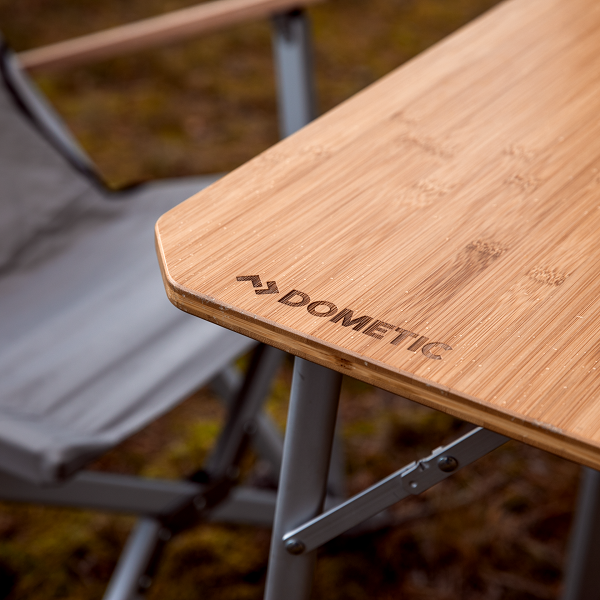 Kempingový skladací stôl Dometic GO Compact Camp Table detail na bambusovú dosku Kempingový skladací stôl Dometic GO Compact Camp Table detail na bambusovú dosku