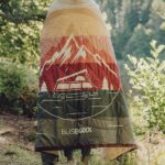 Kempingová deka VOITED x BUSBOXX - Red stripe - pohľad zozadu na logo