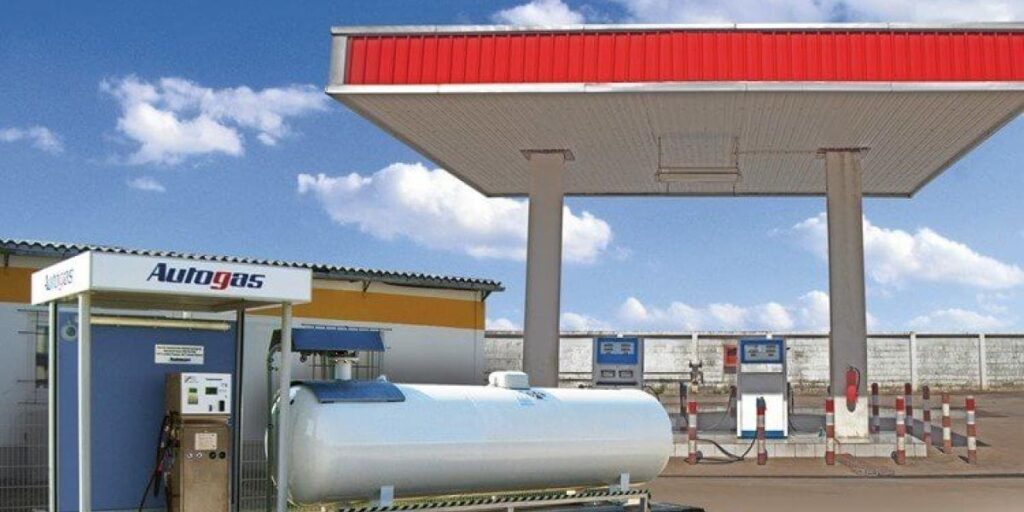 Plnenie plniteľných plynový fliaš na LPG stanici