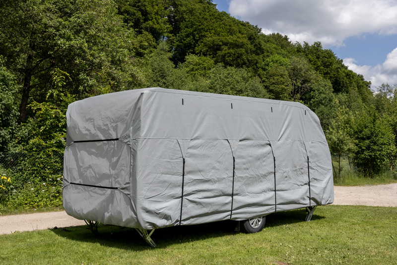 Sivý ochranný kryt Reimo Tent-Technology na obytnom prívese Sivý ochranný kryt Reimo Tent-Technology na obytnom prívese