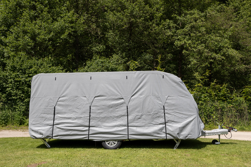 Sivý ochranný kryt Reimo Tent-Technology na obytnom prívese Sivý ochranný kryt Reimo Tent-Technology na obytnom prívese